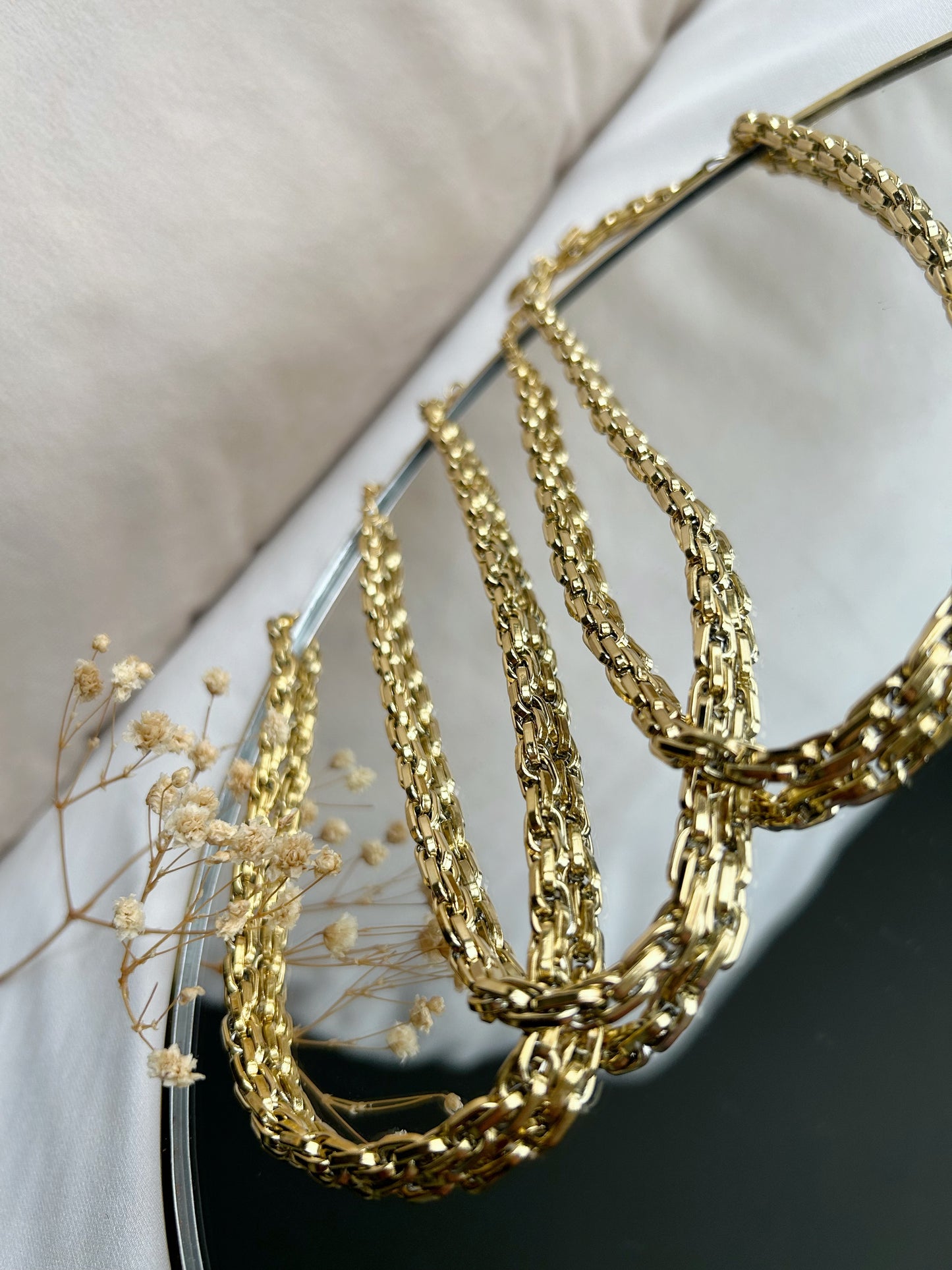 Schakel ketting rond goud