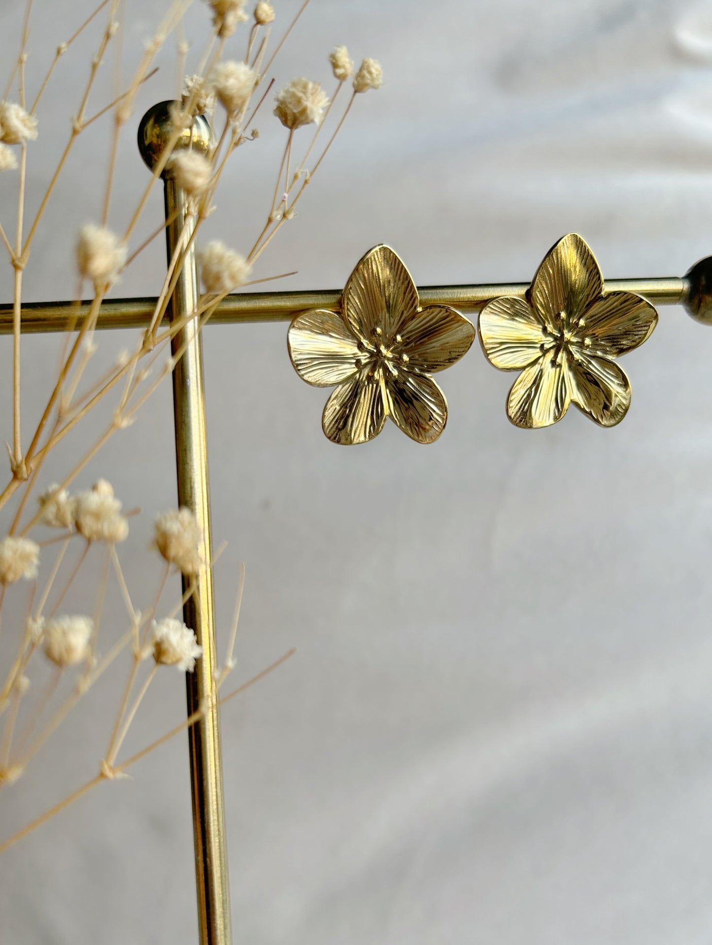 Single bloom oorbellen goud