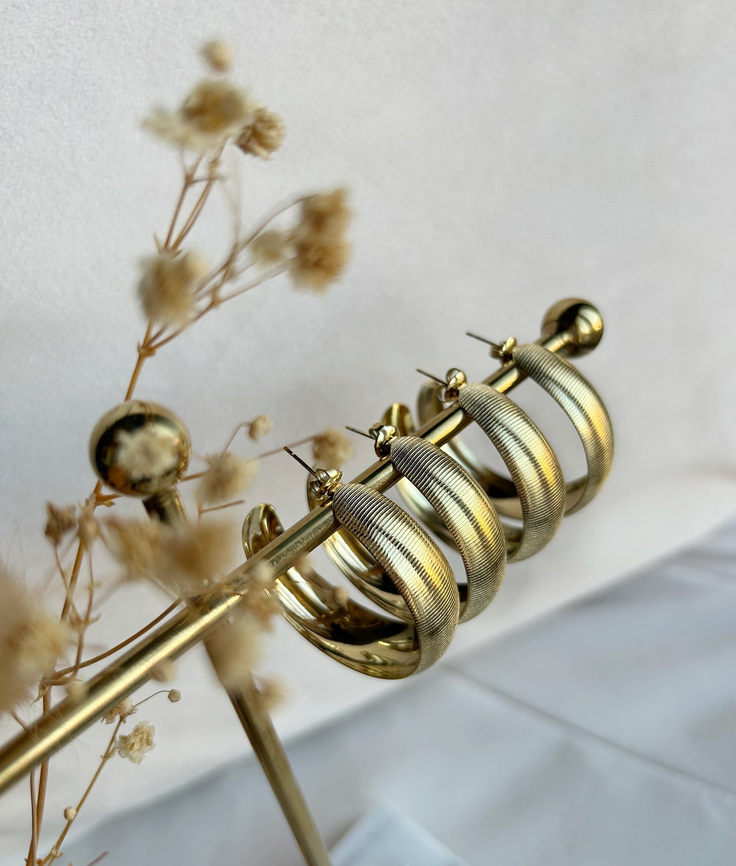 Big hoops met ribbel structuur goud