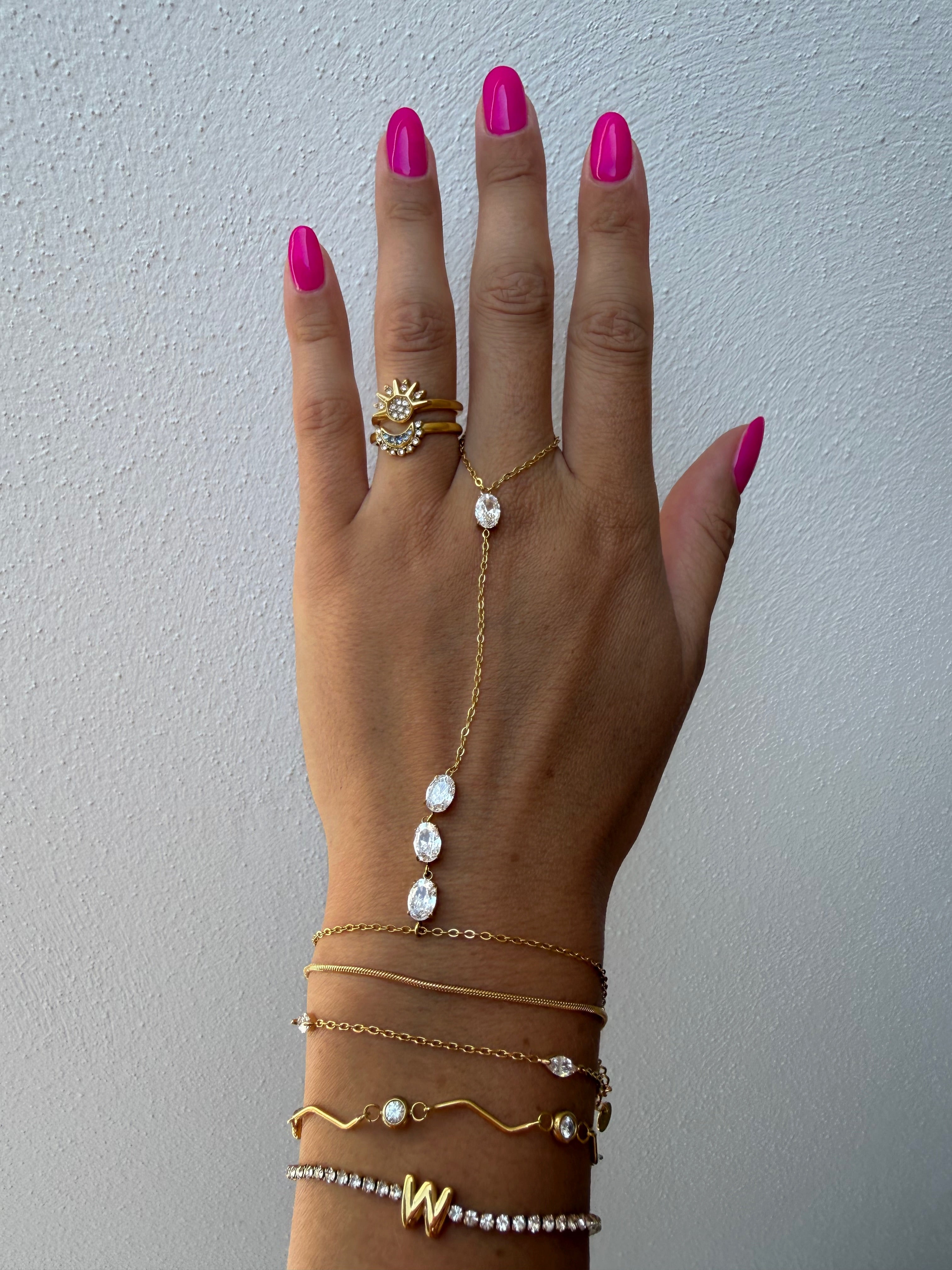 Nora diamond hand chain goud