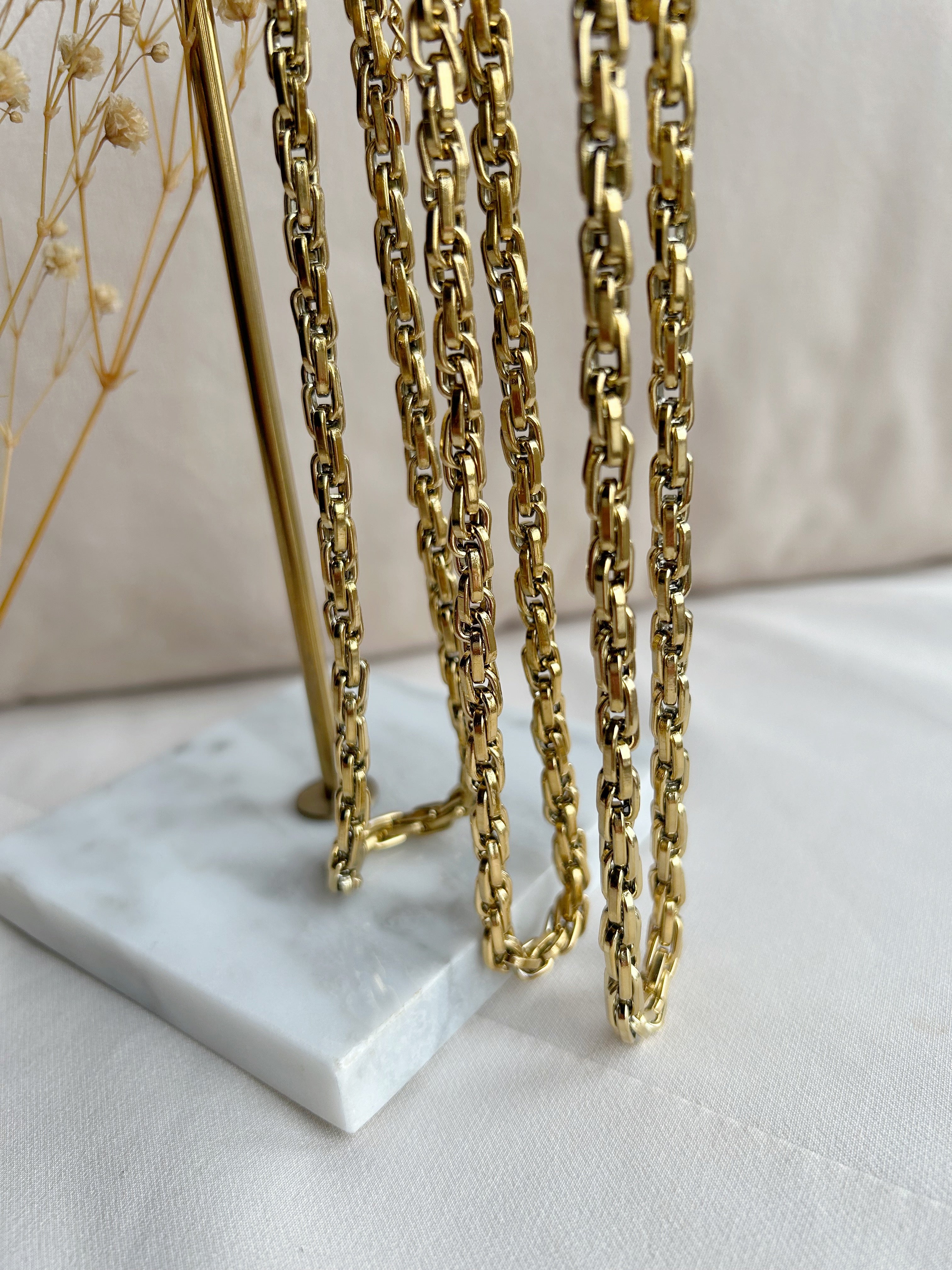 Schakel ketting rond goud