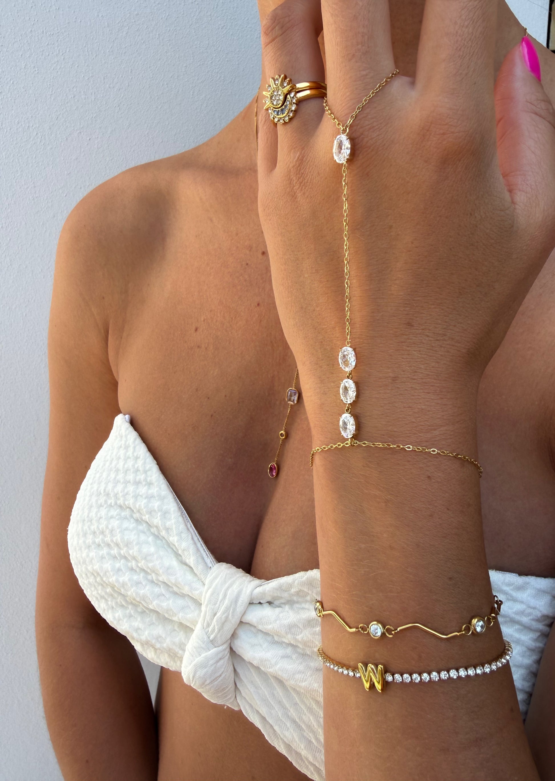 Nora diamond hand chain goud