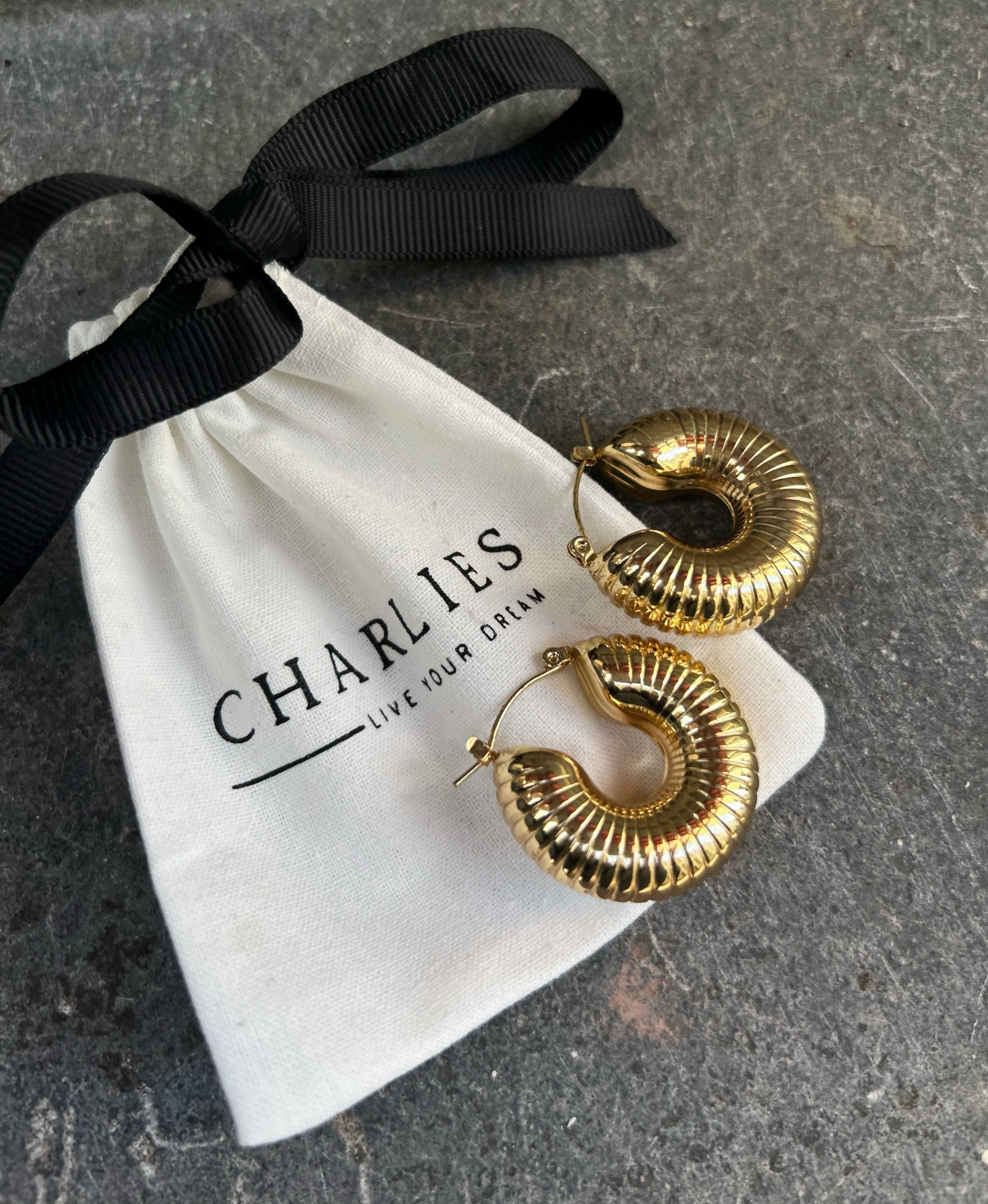 Big statement hoops met motief goud