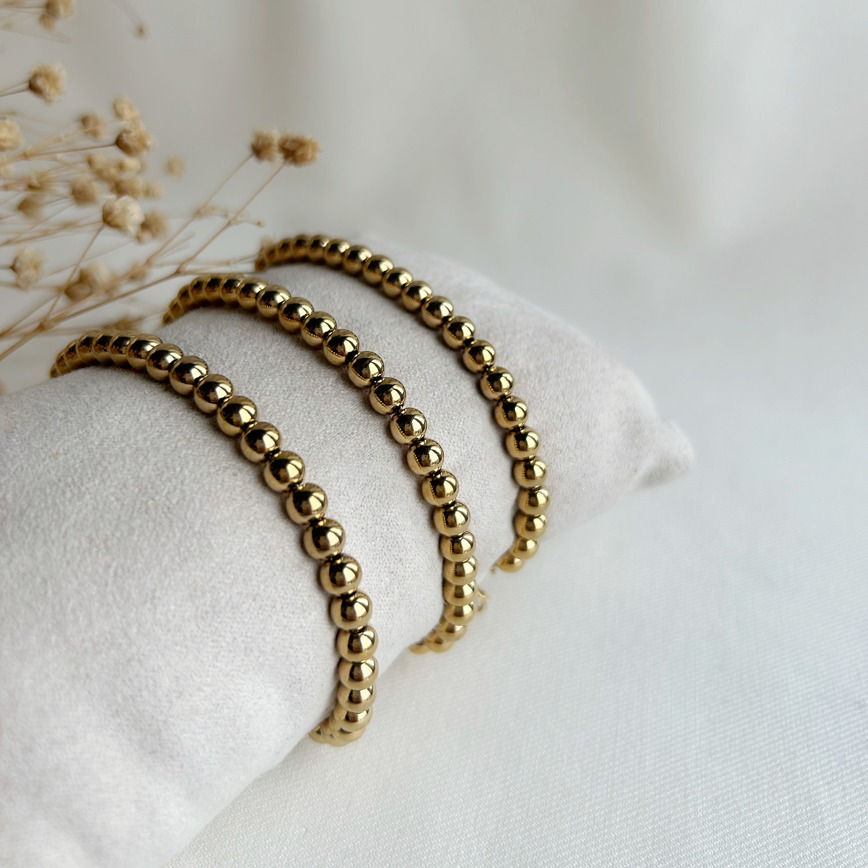Jazzy bolletjes armband goud
