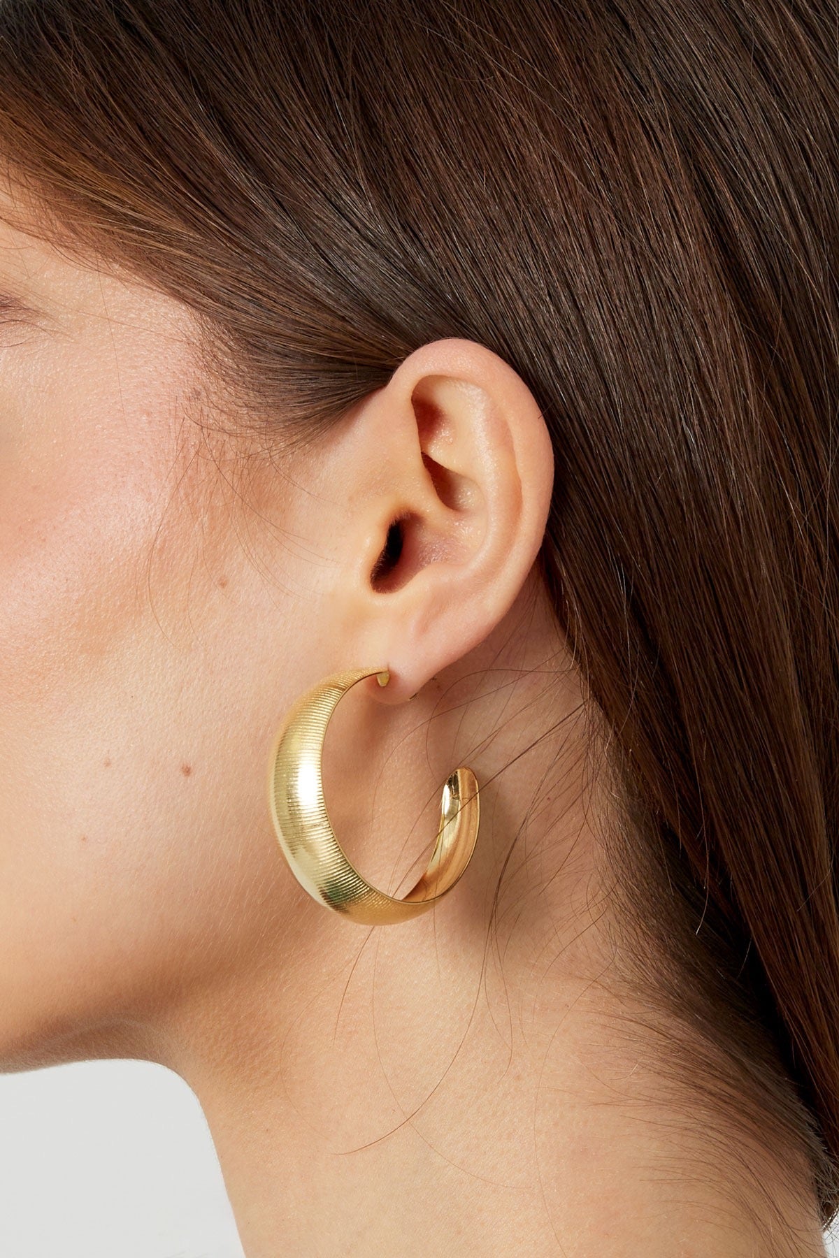 Big hoops met ribbel structuur goud